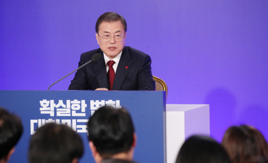 문재인 대통령이 14일 청와대 영빈관에서 열린 2020년 신년 기자회견에서 취재진 질문에 답하고 있다. 연합뉴스